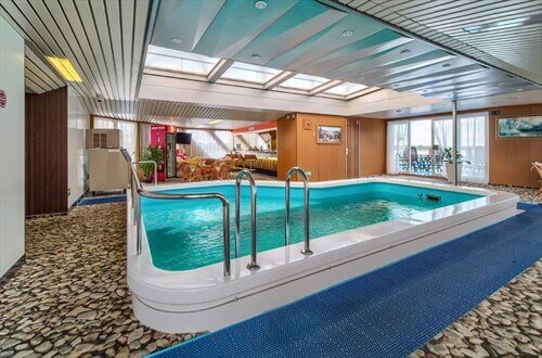 Бассейн в кормовой части шлюпочной палубы