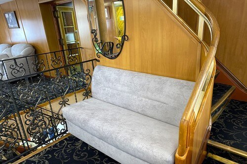 Зона отдыха в холле средней палубы