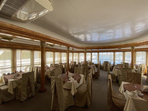 Салон питания на верхней палубе