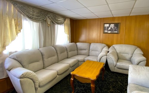 Зона отдыха в холле на средней палубе