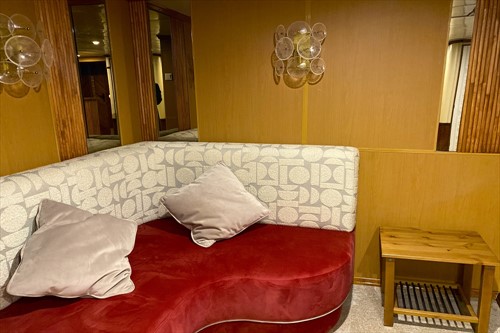 Зона отдыха в холле главной палубы