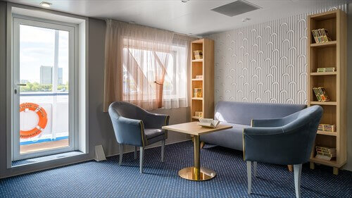 Зона с книгами на средней палубе