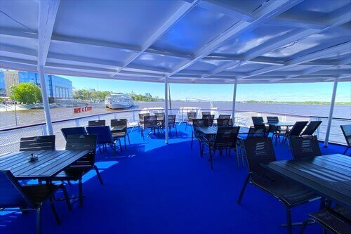 Зона отдыха за баром на средней палубе