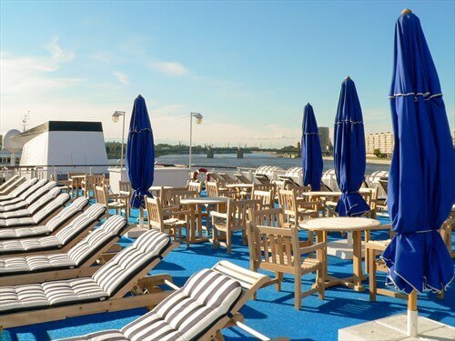 Шезлонги на солнечной палубе