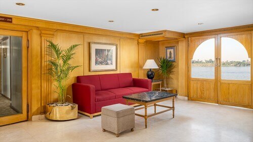 Холл у стойки информации