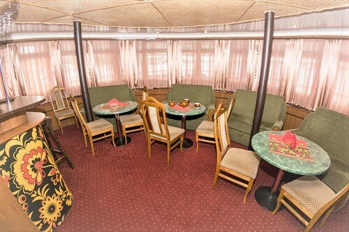 Бар на средней палубе