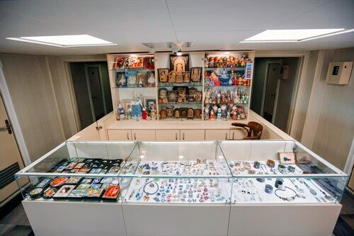 Сувенирный киоск на средней палубе