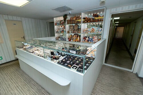 Сувенирный киоск на средней палубе