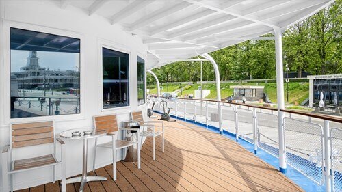 Зона для курения и тренажеры