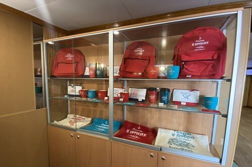 Витрина фирменных сувениров