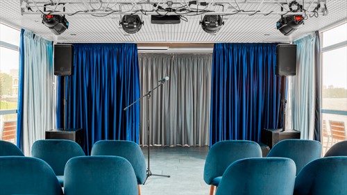 Концертная зона в лаундж-баре