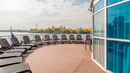 Зона отдыха с шезлонгами